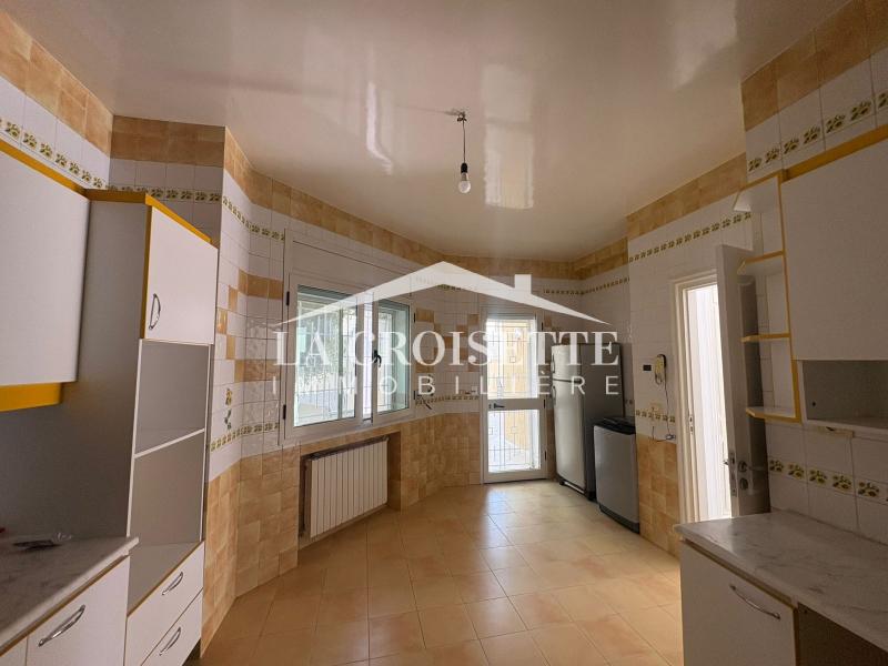 Villa S+5 avec piscine à La Soukra